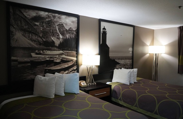 Watseka 24 Inn & Suites