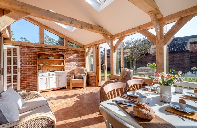 Watts Cottage - Two Bedroom House, Sleeps 5