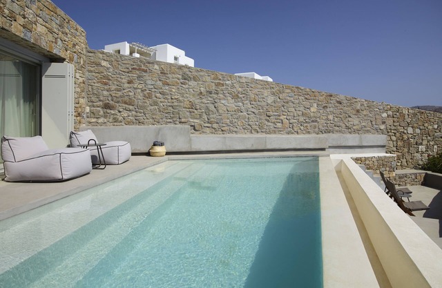 Wave18 Spacious,Luxurious,Contemporary,3 swimming pools,Gym,Spa,Sea View.