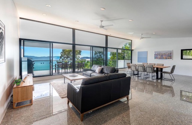 Waves 1 Hamilton Island - Ocean Views and buggy