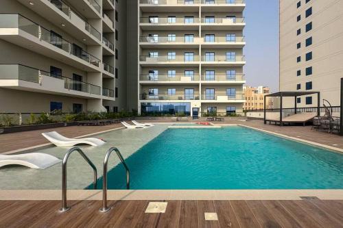 Waves - Stylish 1BR Close to IMG World & Global Village