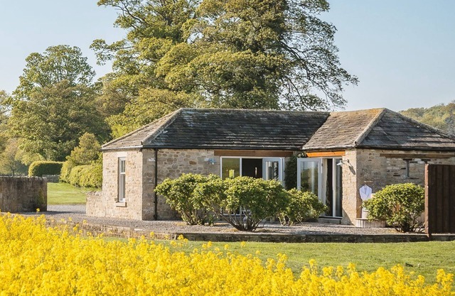 Wayside Cottage - a cottage that sleeps 2 guests in 1 bedroom