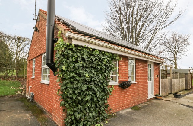 WEE WOODY, pet friendly, with open fire in Cottingham