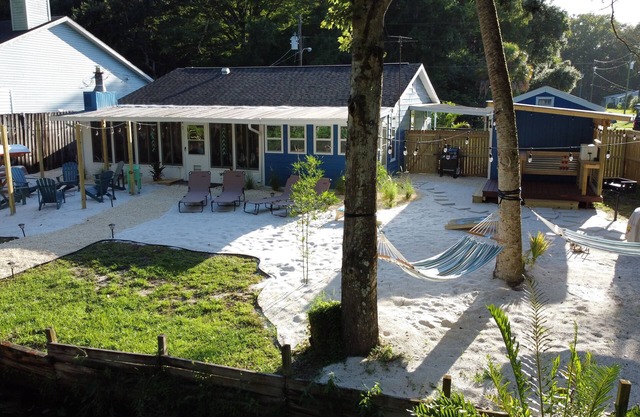 Weeki Wachee River Beach Retreat: with Tiki Bar, Fire Pit Hot Tub & Clear Kayaks