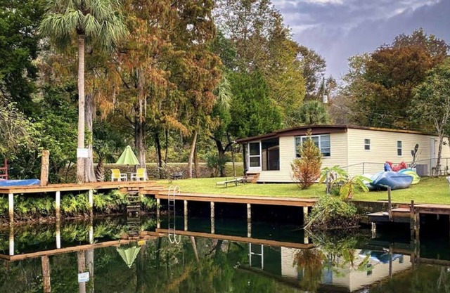Weeki Wachee River Canal home Pet Friendly Includes kayaks
