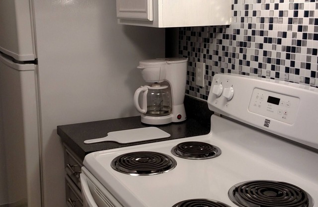 Weekly and Monthly Rentals Available! 1 Bedroom/1 Bath Unit!