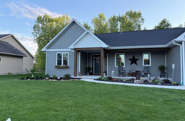 Welcome 2026 EAA travelers! Charming 3-bedroom house in Oshkosh with WiFi, AC