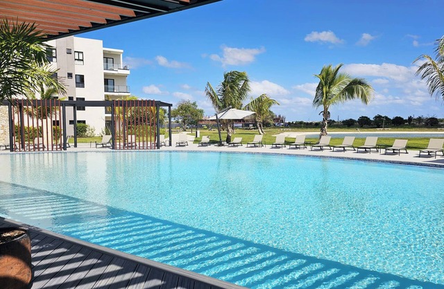 WELCOME TO A MAGICAL WORLD OF MOMENTS - BEACH APT, GOLF, POOL, RESORT ACCESS.