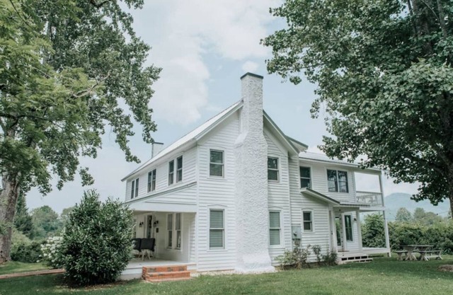 Welcome to Farmhouse on Boxwood! Enjoy fun summer activities each day and night!