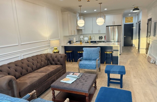 Welcome to Golden Dome Retreat! Less than 3/4 mile from campus -Luxury condo!