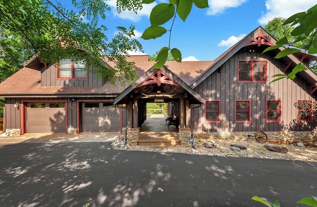 Welcome to Grandview Lodge! A 4 bedroom, 4 bath Mountain Sanctuary with Mtn View