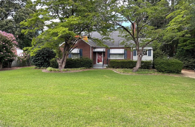 Welcome to Nana's House - Centrally Located & Pet Friendly!