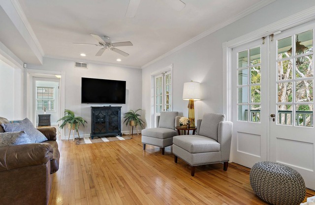 WELCOME To Nobles Cozy Condo With Warm Furnishings in Historical Midtown Mobile!