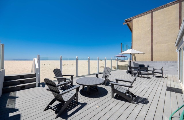 Welcome to the cutest oceanfront beach cottage!