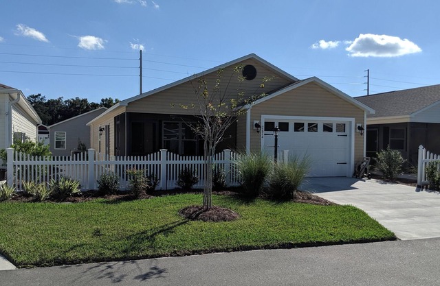 WELCOME TO THE "FLIP FLOP INN" BRING YOUR SUITCASE AND ENJOY THE VILLAGES FL