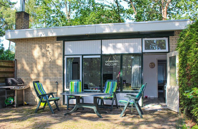 Welcome to this vacation home, located in the bungalow park Vossenveen/'t Zonnetje.
