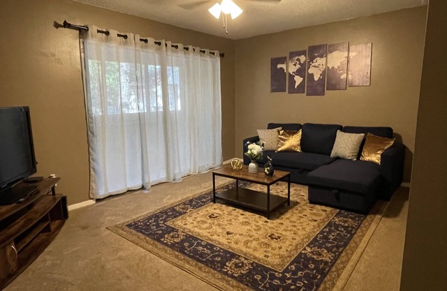 Welcoming 1BR Condo on Golf Course, Mins from Downtown