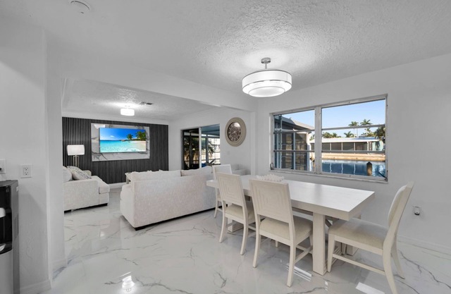 Welcoming 3-bedroom new house, pool table& dock!