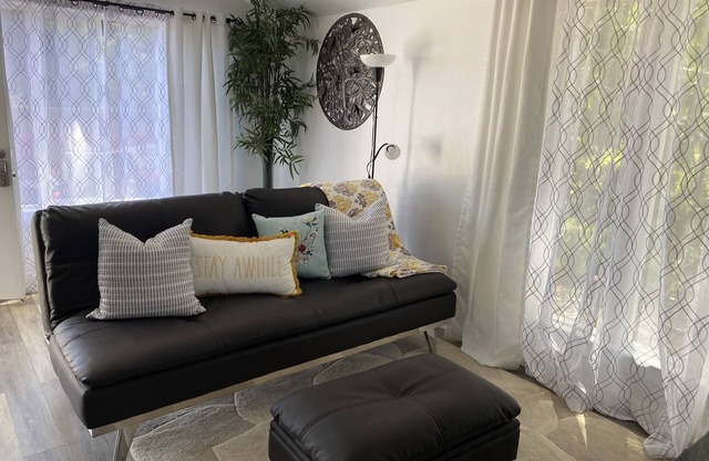 Welcoming Cozy Upstairs Apartment