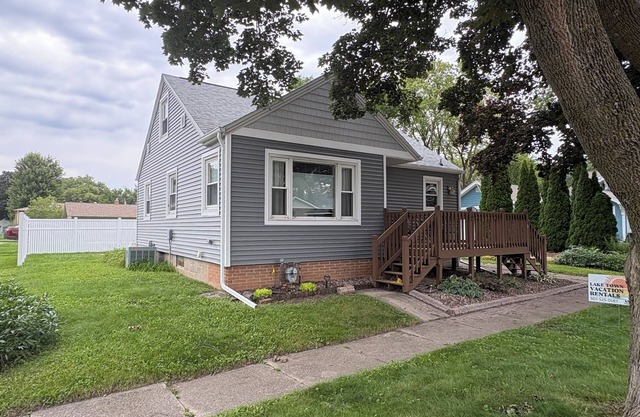 Welcoming Updated 2-bedroom House close to downtown Clear Lake and City beach!