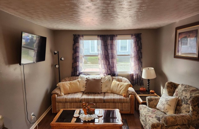 Welcoming, Wonderfully Cozy 1 bdrm Apt