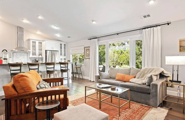 Well Appointed Farmhouse /In Town /Chef's Kitchen /Fireplace /Dog Friendly