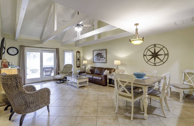 Well Kept, Dog Friendly, Spacious, One Story Villa, with 2 FREE Adult Bikes!