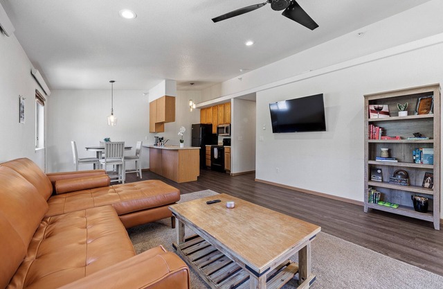 Well Located Condo backed against Skyline Wilderness Area