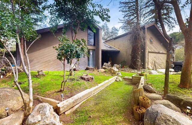 Well-stocked riverside retreat near Sequoia National Park with large yard & AC