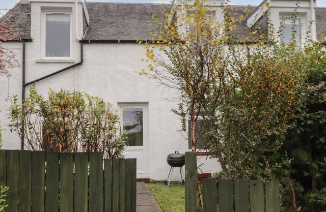 WENDY'S PLACE, character holiday cottage, with open fire in Foyers