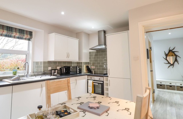 WENDY'S PLACE, character holiday cottage, with open fire in Foyers