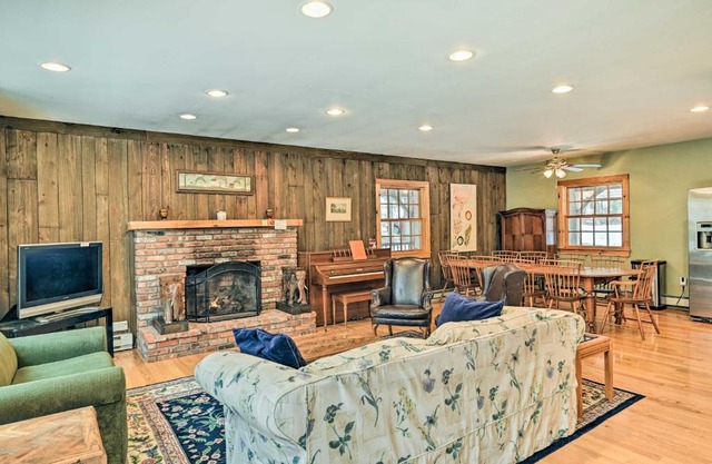 West Dover Home with Deck about 2 Mi to Mount Snow!