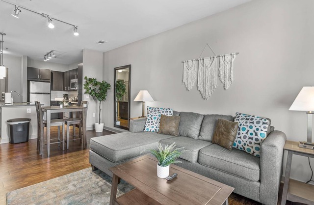 West Home: New Apt in Decatur Square