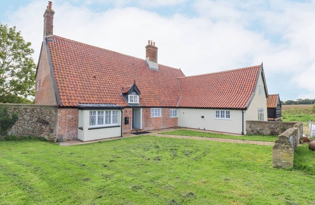 WEST HOUSE FARM, family friendly, with open fire in Leiston