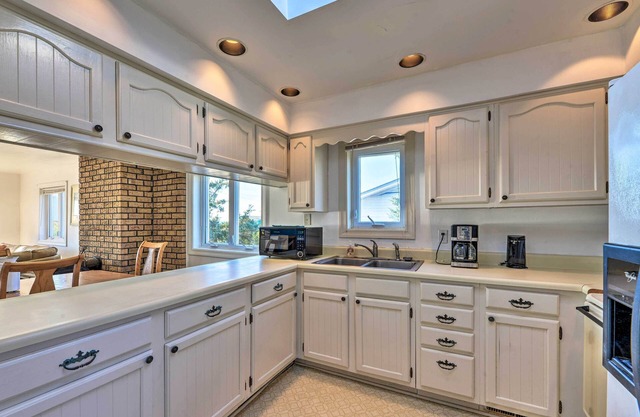 'west of the Moon' Ocean Apt w/Beach Access!