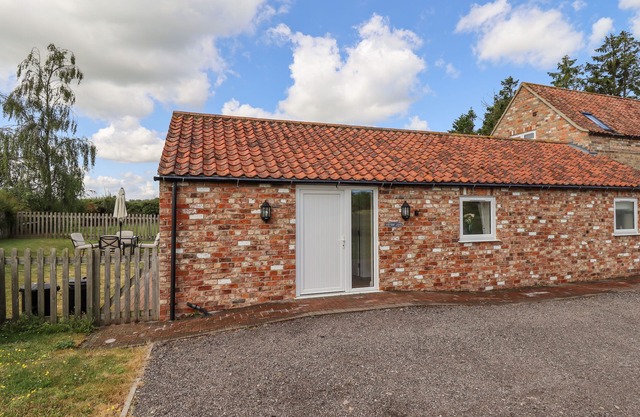WESTERBY LODGE, pet friendly, with a garden in Alford