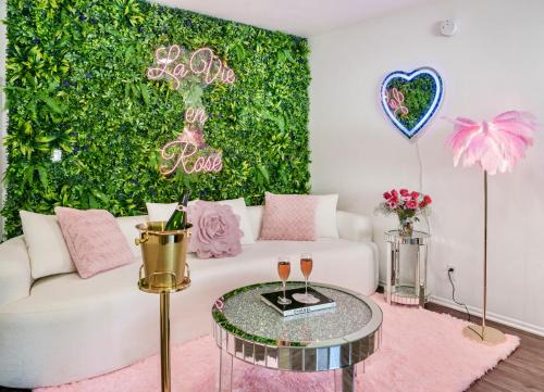 Westlake Village Escape 2 Bedroom 2 Bath with Pool & Jacuzzi View! Welcome Champagne