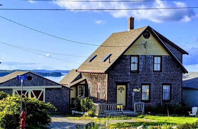 Whale Ledge Cottage - In the heart of Lubec with AMAZING Waterviews!