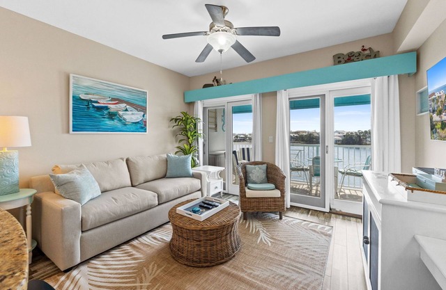 What A View! Lakeview, pools, 5min walk to the beach