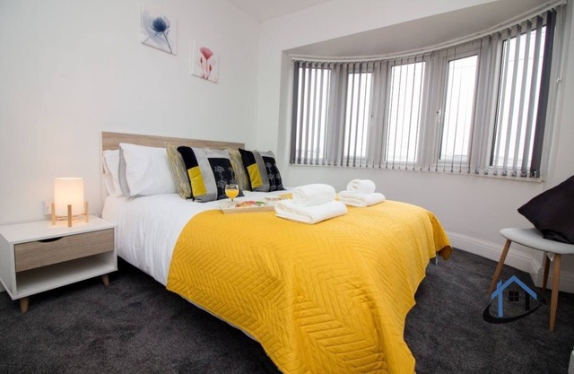 Wheateley Casa, king beds, parking, workspace, wi-fi, corporates, petsn