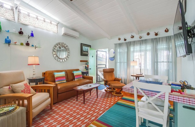 Whimsical Beach Cottage just one block to the beach !