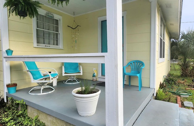 Whimsical beachy little house near NAS/Dwntn