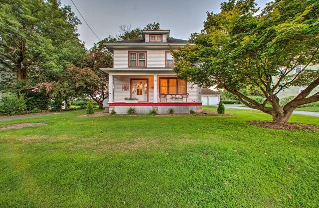 Whimsical Lancaster Home - 4 Mi to Sight and Sound