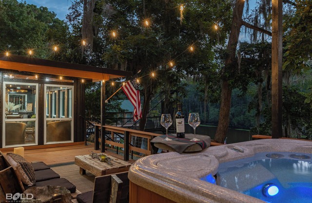 Whiskey Barrel, Hot Tub, Waterfront, Pickleball & Game Room