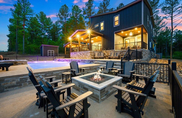 Whiskey Lullaby: Spacious 5-Bedroom with Pool View and Game Room.