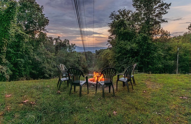 Whiskey Run Cabin: Hot Tub, Spectacular Mountain Views, Private, Easy Access