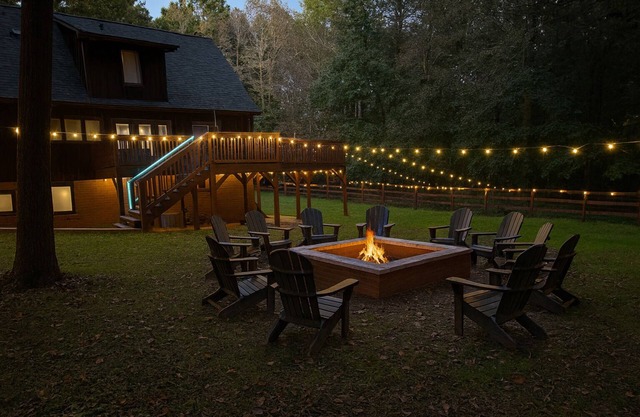 Whisper Chalet w/exterior jacuzzi , fire pit, fenced in outdoor space, privacy, free onsite parking
