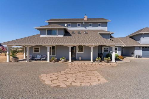 Whispering Oaks Manor-Pets Ok, Spa, Game room