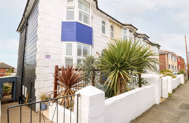 WHITE HAVEN, pet friendly, character holiday cottage in Sandown