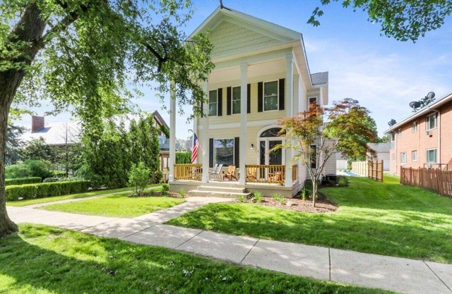 White House on Wisconsin-Main House |Renovated Colonial Revival |Steps to Horticultural Hall |Prking